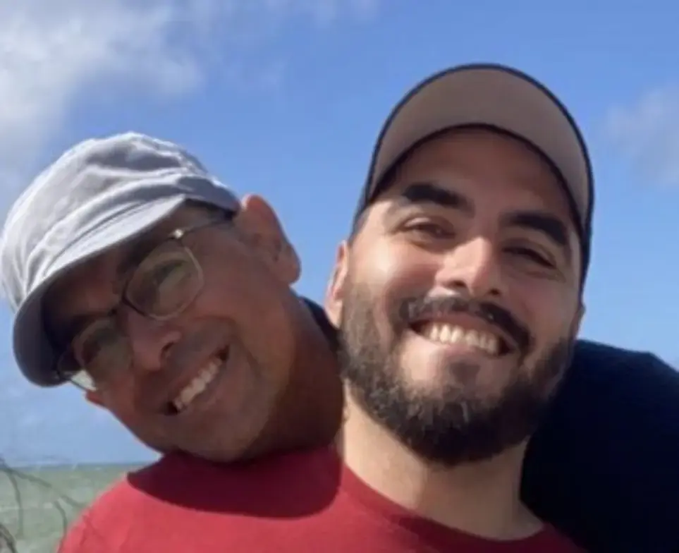 Patricio y Damodar juntos al aire libre