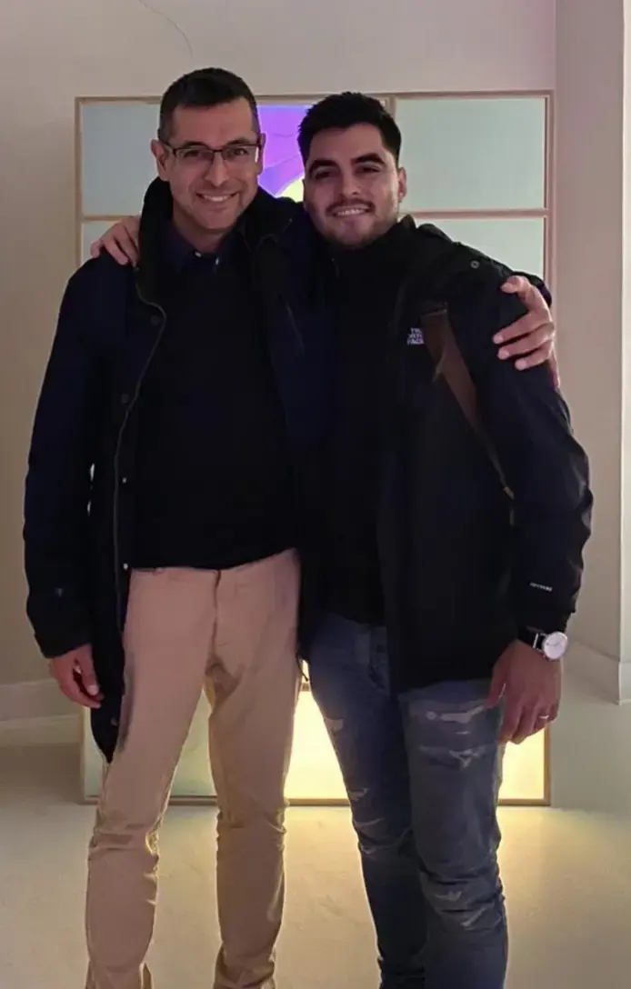 Patricio Aros y su hijo Damodar, fundadores de FikaArt, en una galería de arte